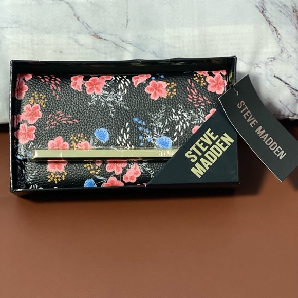 Steve Madden Handbags - STEVE MADDEN LOGO BAR TRIFOLD WALLET IN GIFT BOX